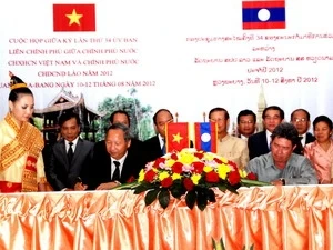 越南和老挝两国加强各地方友好关系